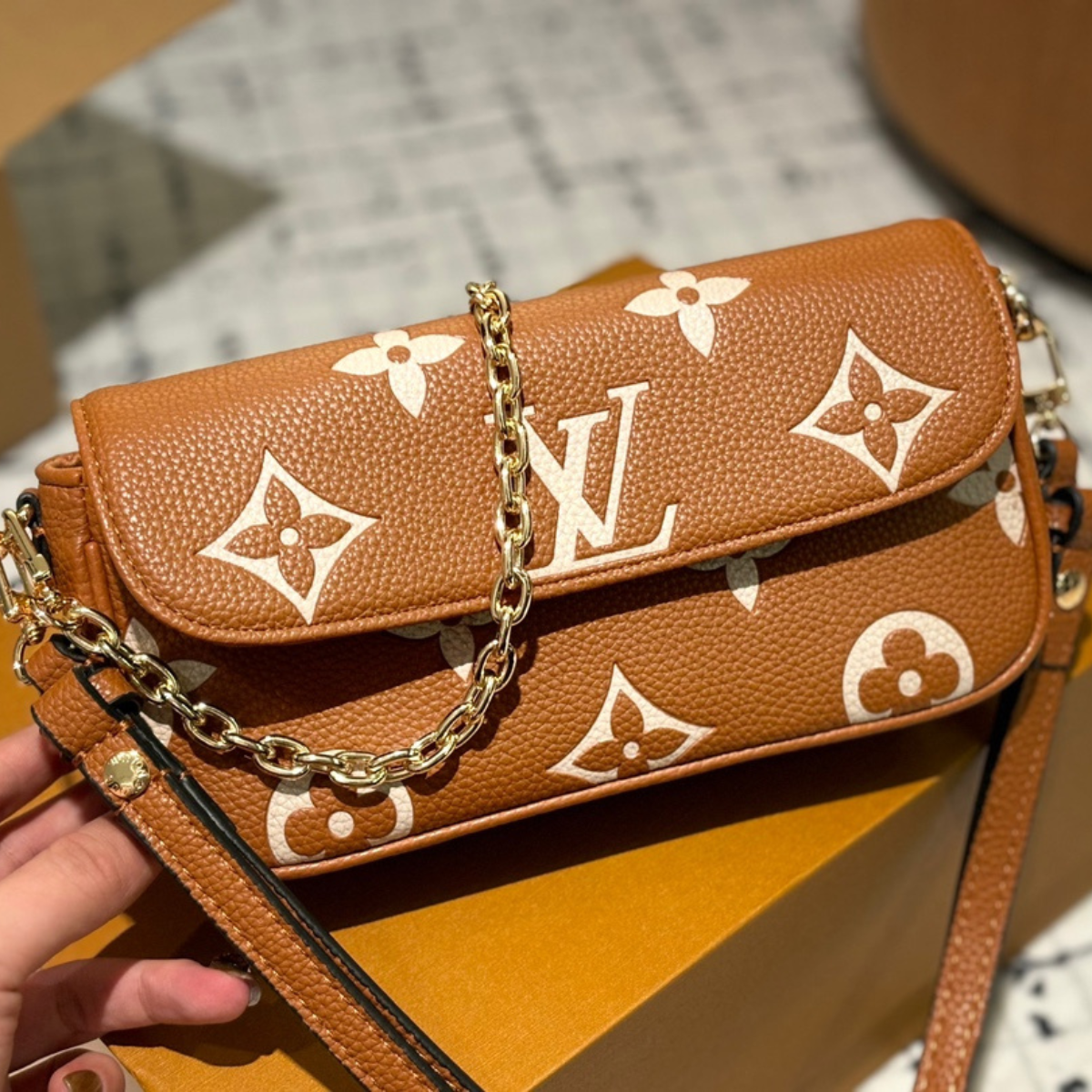 LV Ivy Wallet Chain Bag
