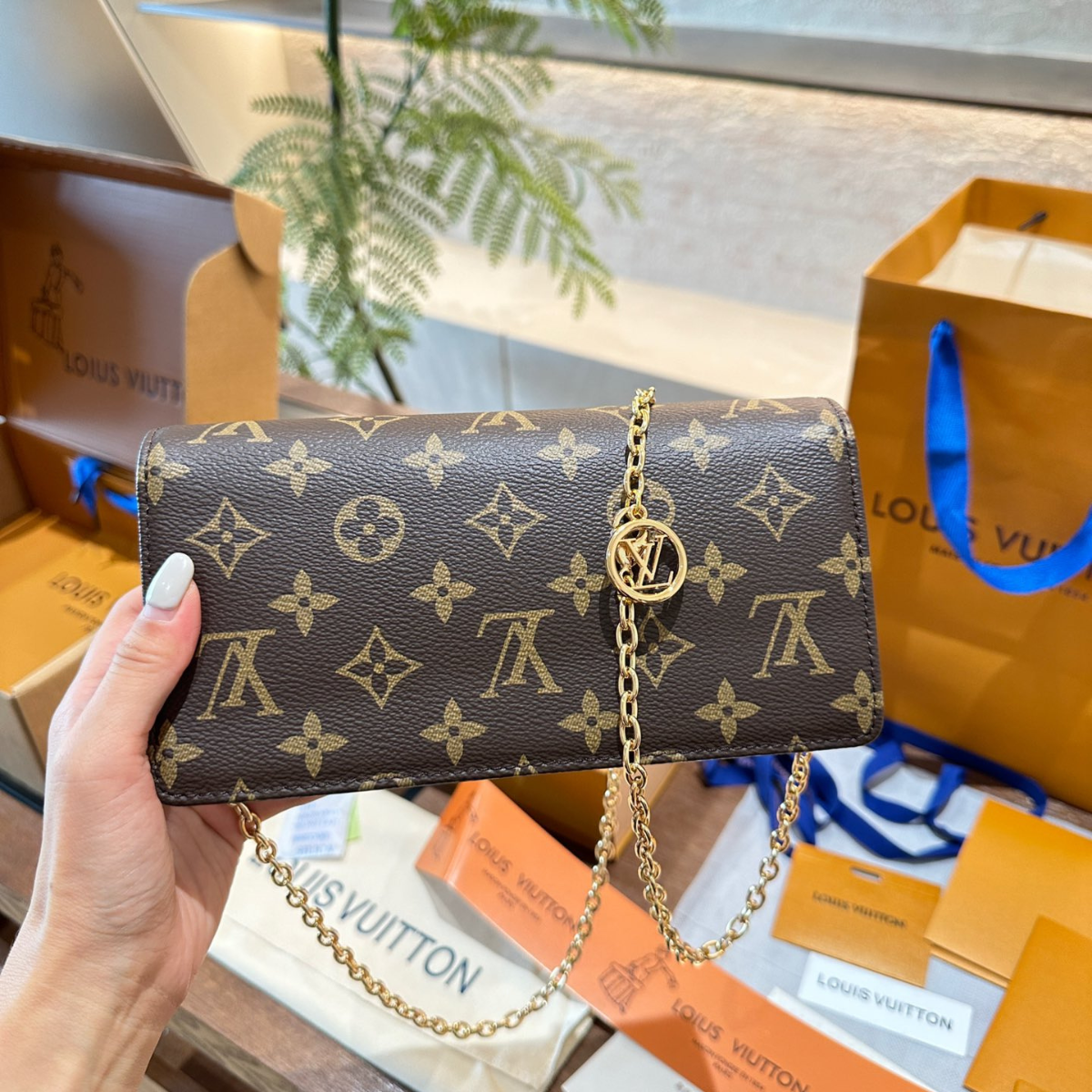LV Wallet On Chain Lily
