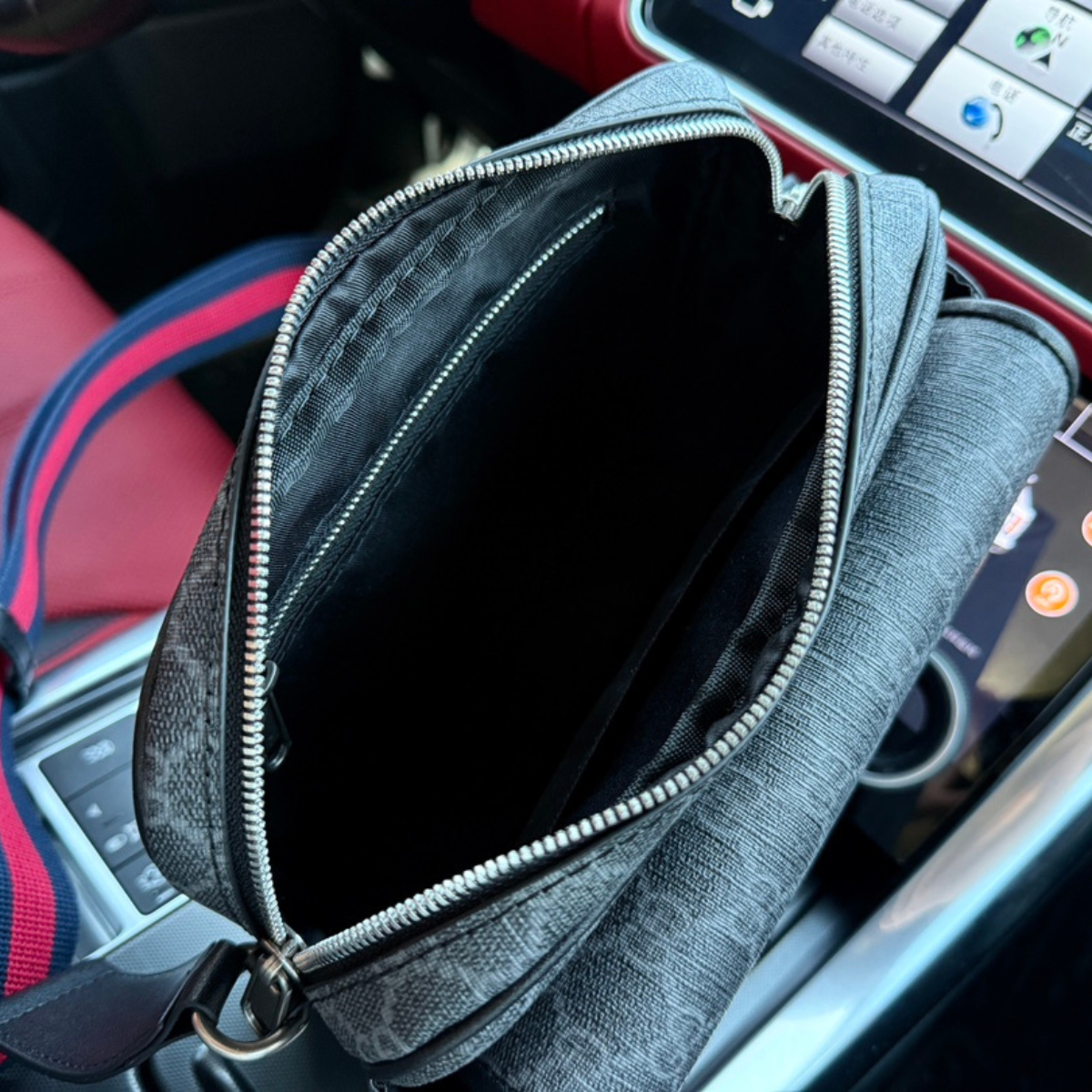 Gucci GG Supreme Shoulder Bag