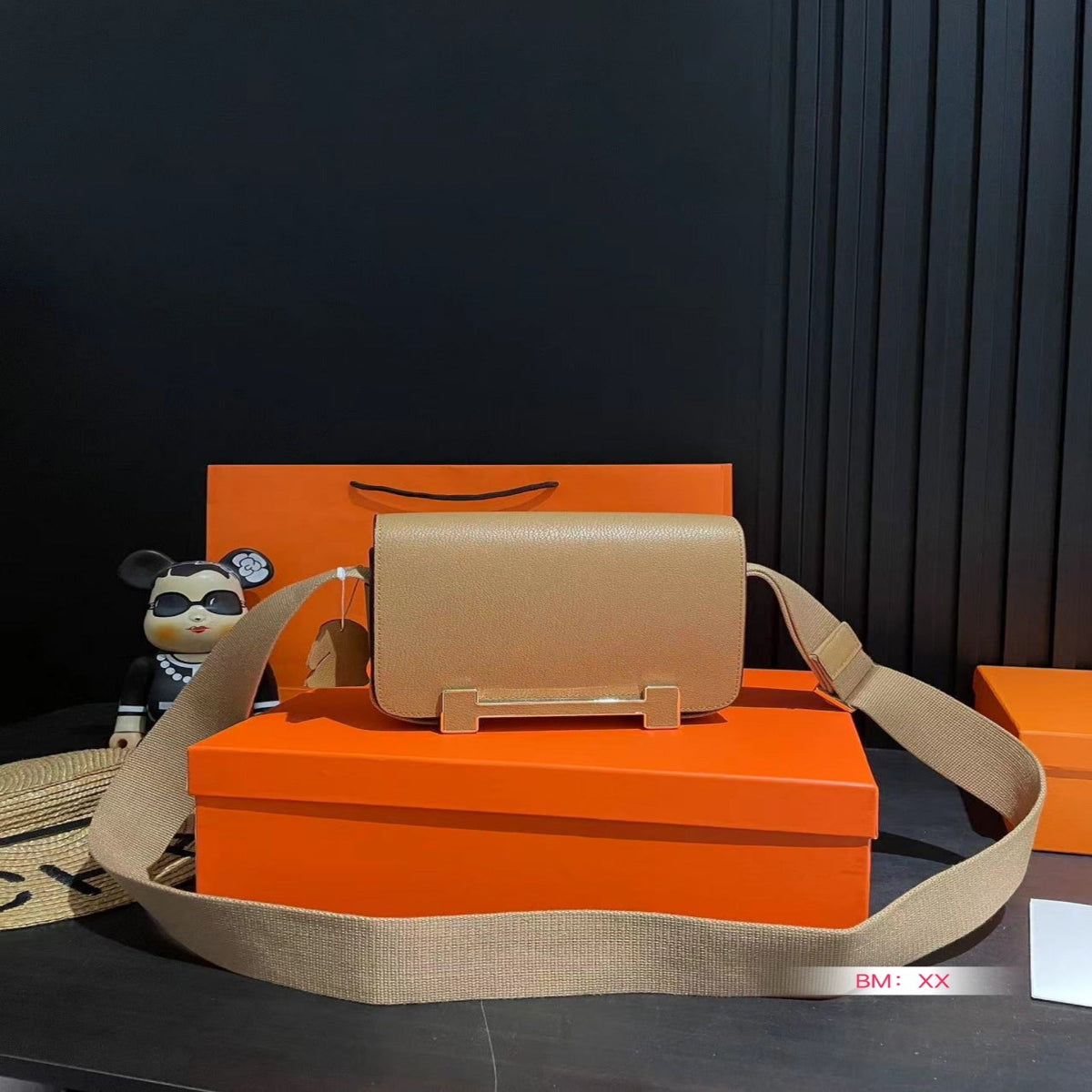 Elegant Gate Shoulder Bag