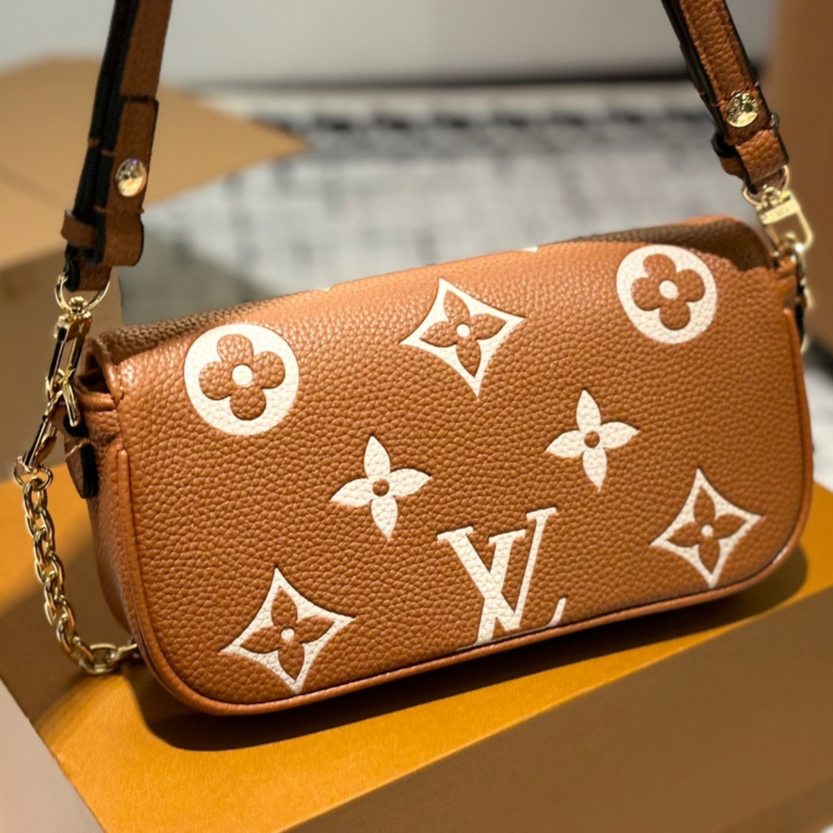 LV Ivy Wallet Chain Bag