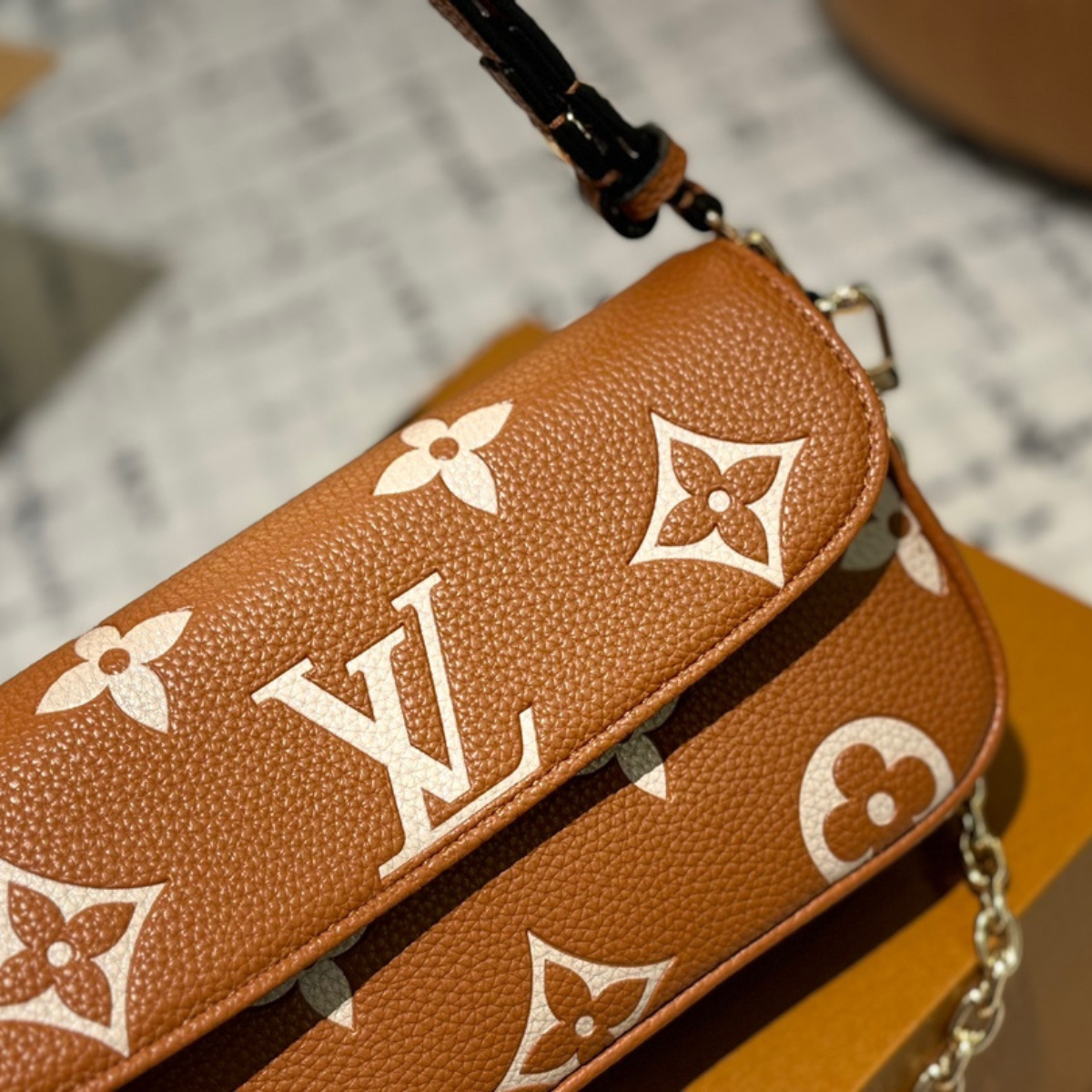 LV Ivy Wallet Chain Bag
