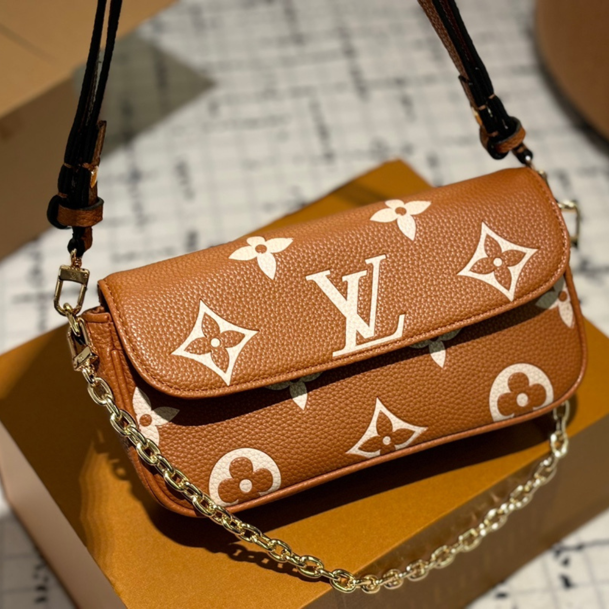 LV Ivy Wallet Chain Bag