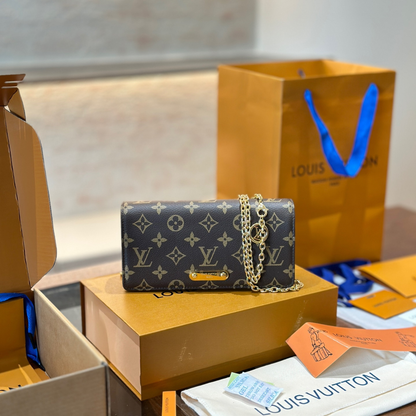 LV Wallet On Chain Lily