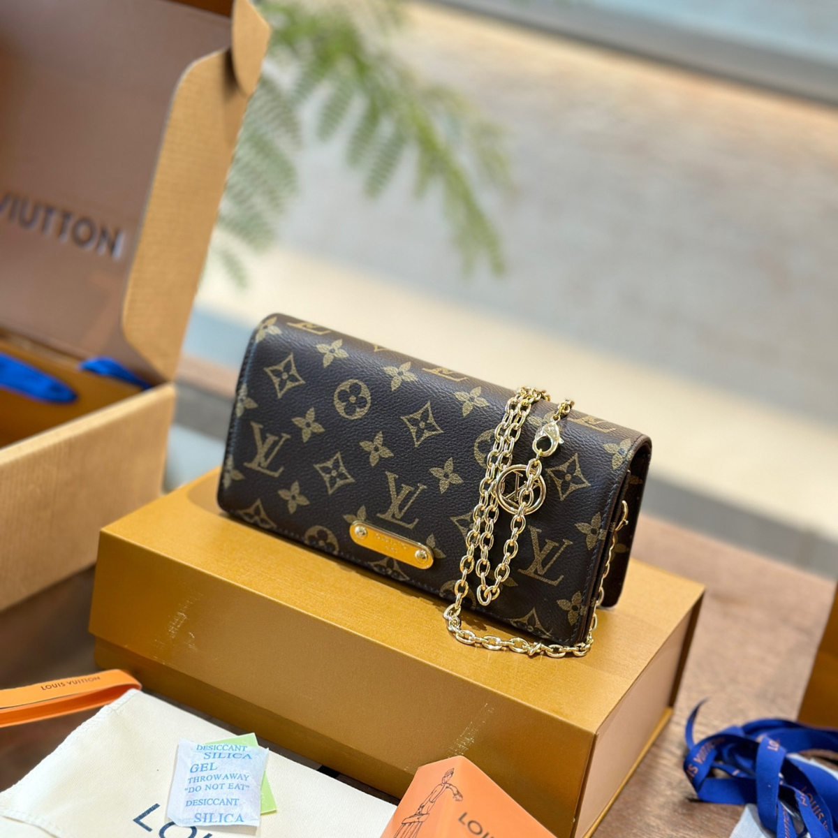 LV Wallet On Chain Lily