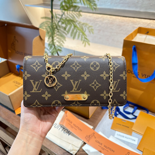 LV Wallet On Chain Lily