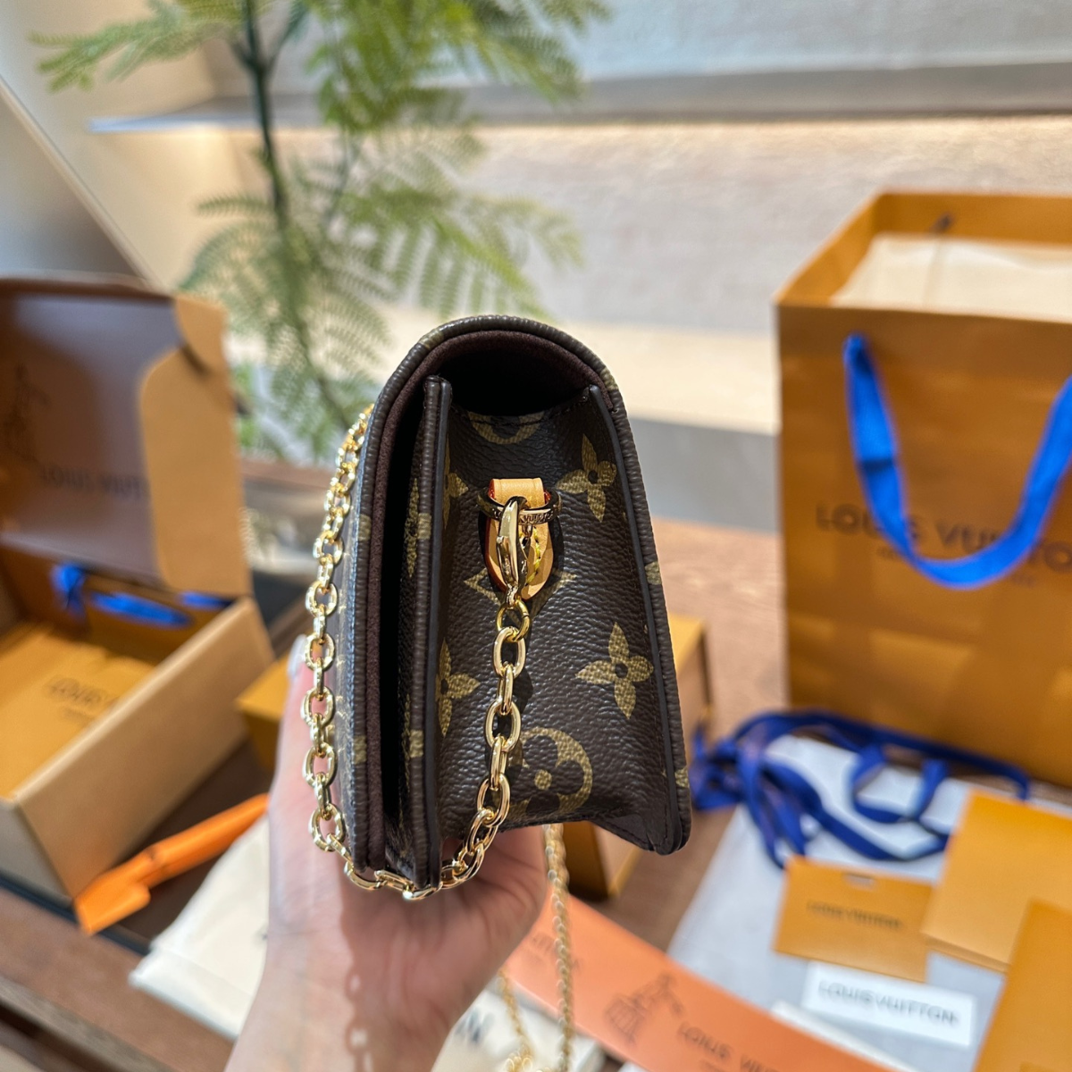 LV Wallet On Chain Lily
