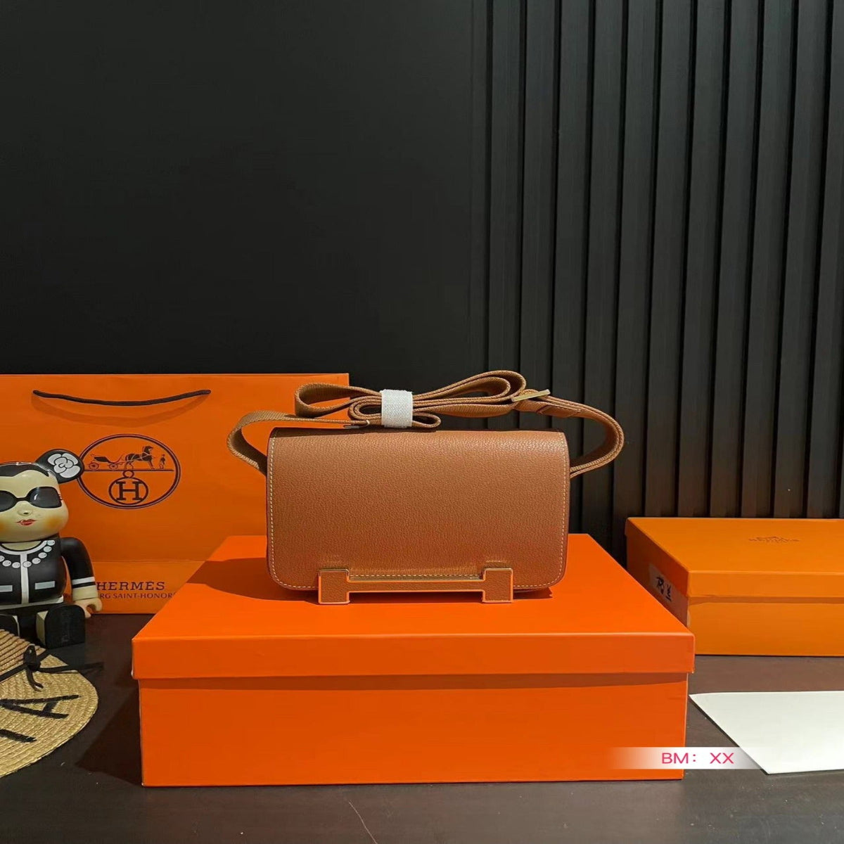 Elegant Gate Shoulder Bag